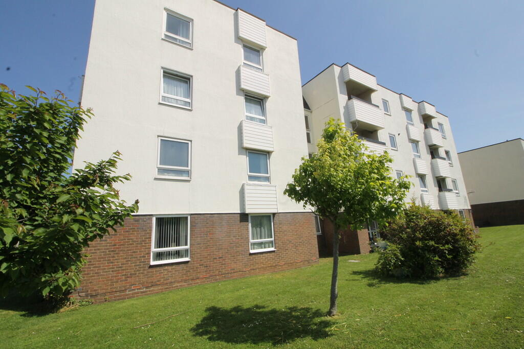 2 bedroom ground floor flat for sale in Regal Close, Cosham, PO6
