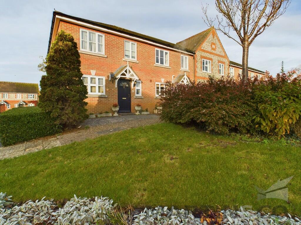 3 bedroom end of terrace house for sale in King Gardens