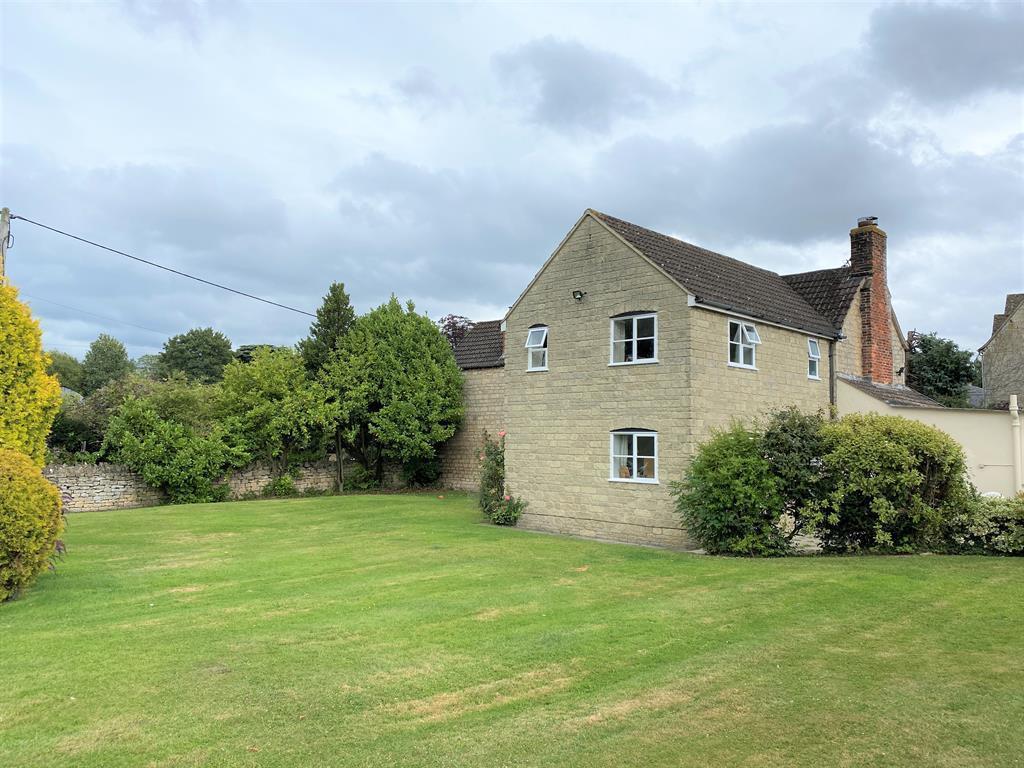 4 bedroom detached house for sale in Bath Road, Frocester, Stonehouse