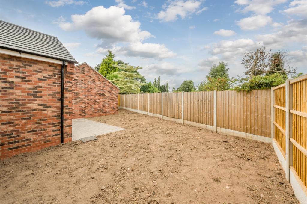 2 bedroom detached bungalow for sale in Wolverhampton Road