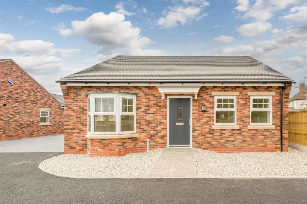 2 bedroom detached bungalow for sale in Wolverhampton Road, Kingswinford, DY6 7HY, DY6