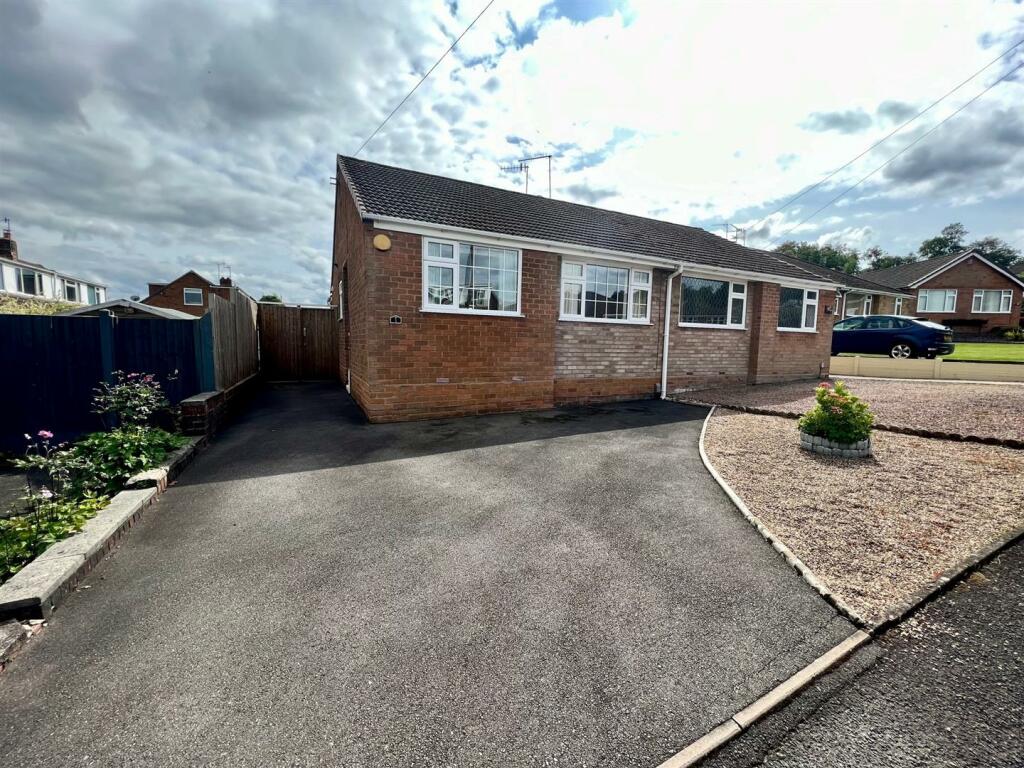 2 bedroom semidetached bungalow for sale in Kingsdene Avenue