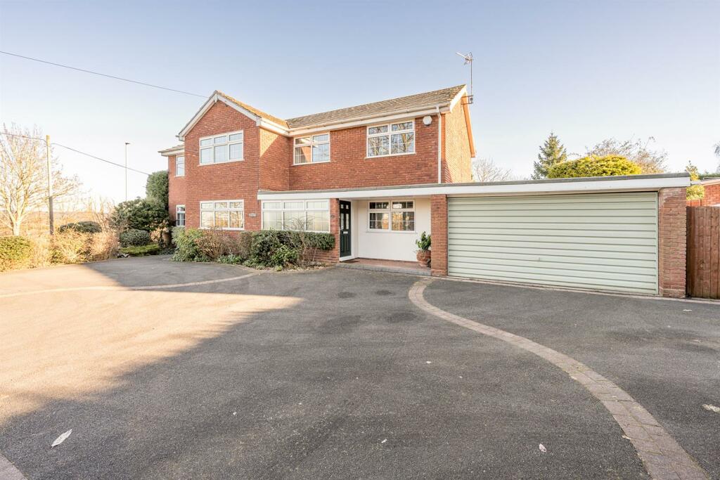 4 bedroom detached house for sale in Cheltenham Drive, Kingswinford