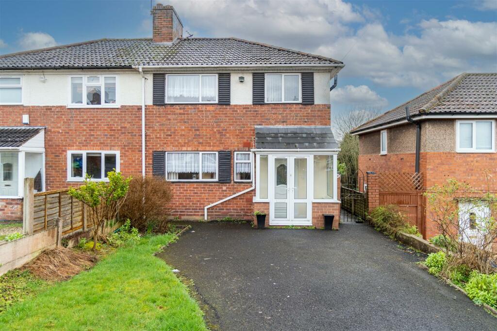 3 bedroom semidetached house for sale in Ashfield Crescent