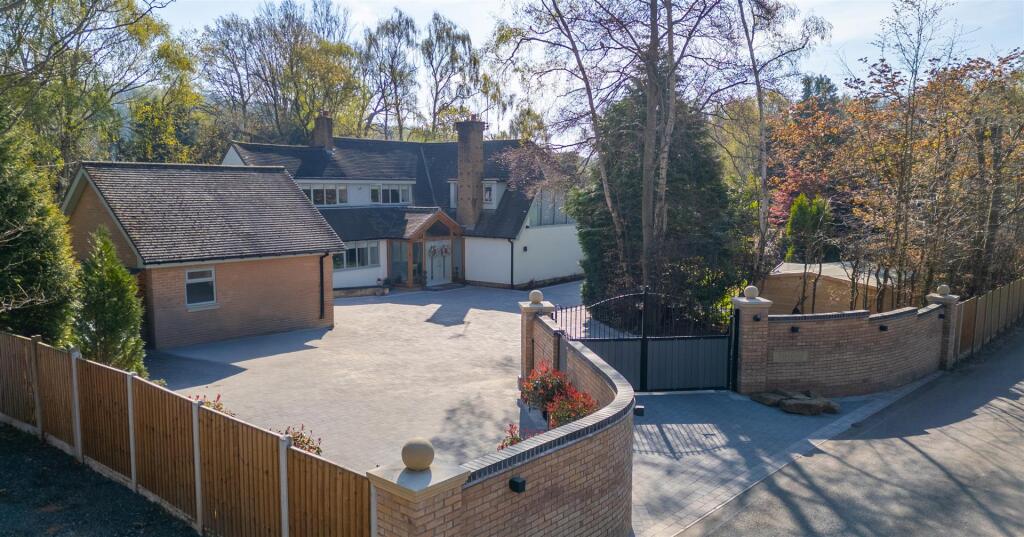 Main image of property: Lawnswood Drive, Lawnswood, Stourbridge, DY7 5QW