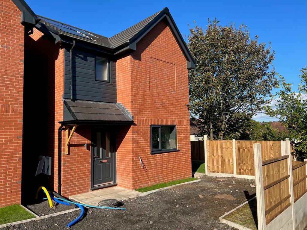 3 bedroom detached house for sale in Marlborough Gardens, Wordsley, DY8