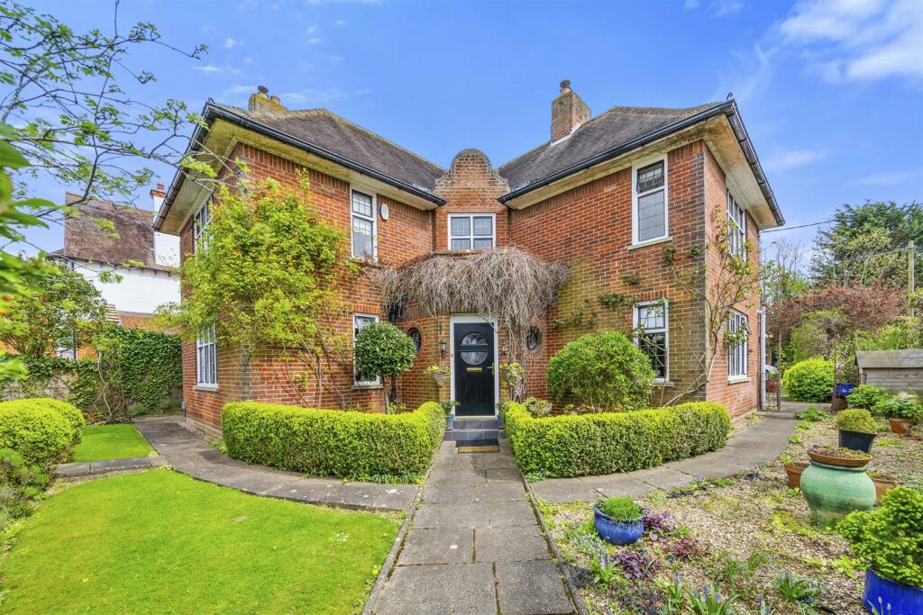 4 bedroom detached house for sale in Harcourt Street, Raunds, NN9