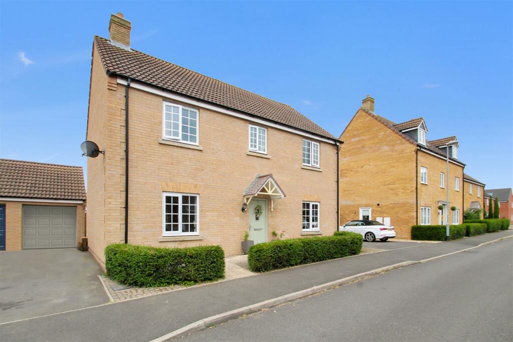 4 bedroom detached house for sale in Hillfield Road, Oundle, PE8