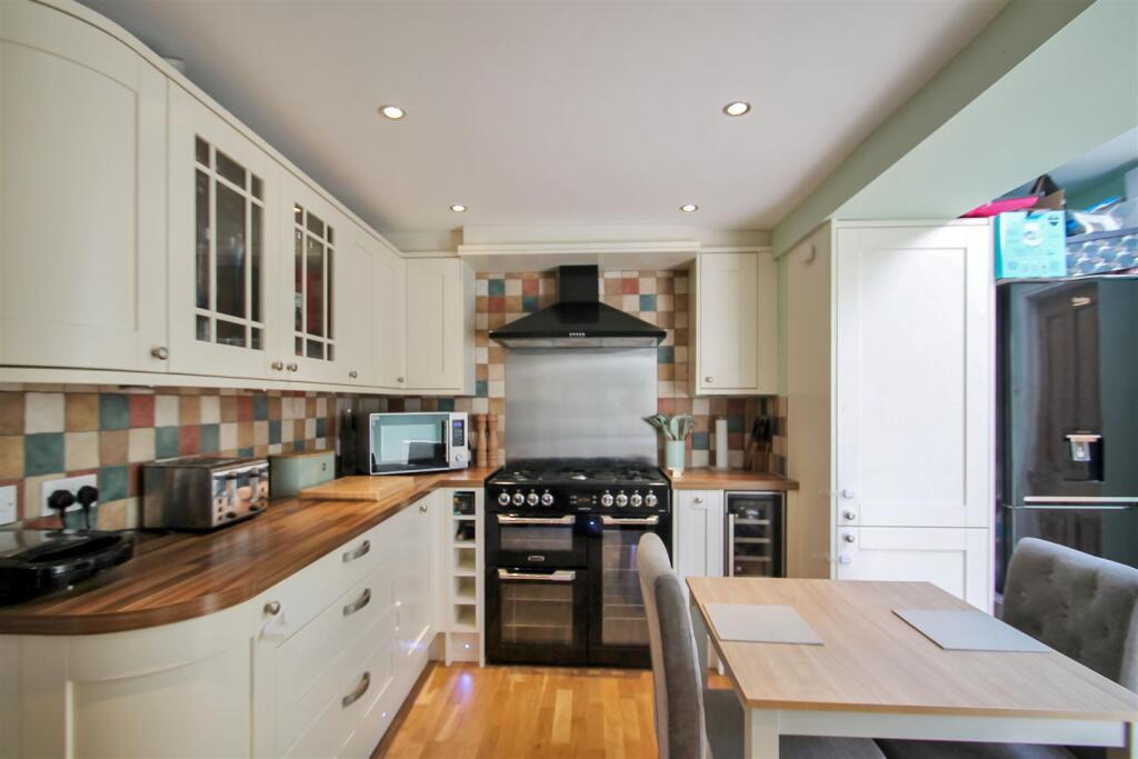 Main image of property: Long Row, Woodford