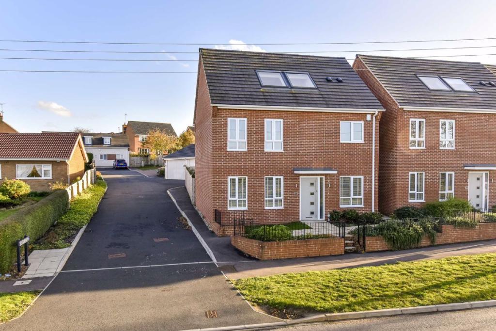 4 bedroom detached house for sale in Oundle Road, Thrapston