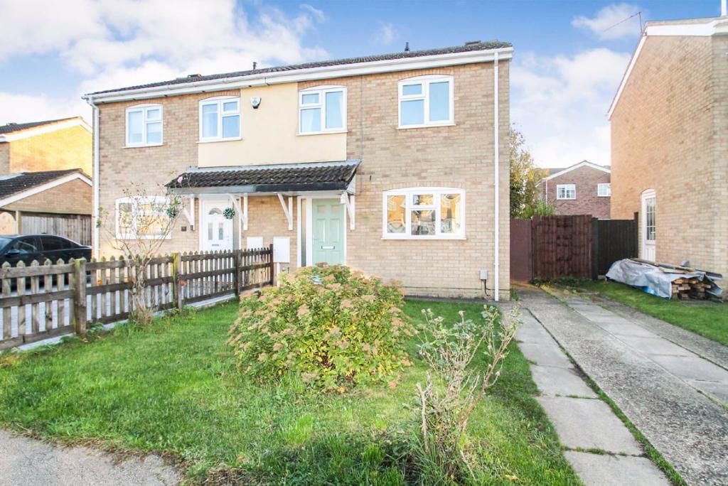 3 bedroom semidetached house for sale in Mallows Drive, Raunds