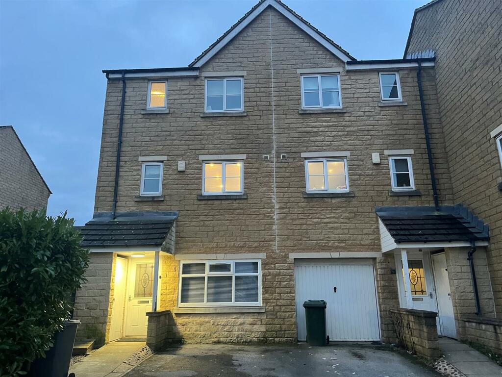 5 bedroom town house for sale in Chelker Close, Westwood Park, Bradford