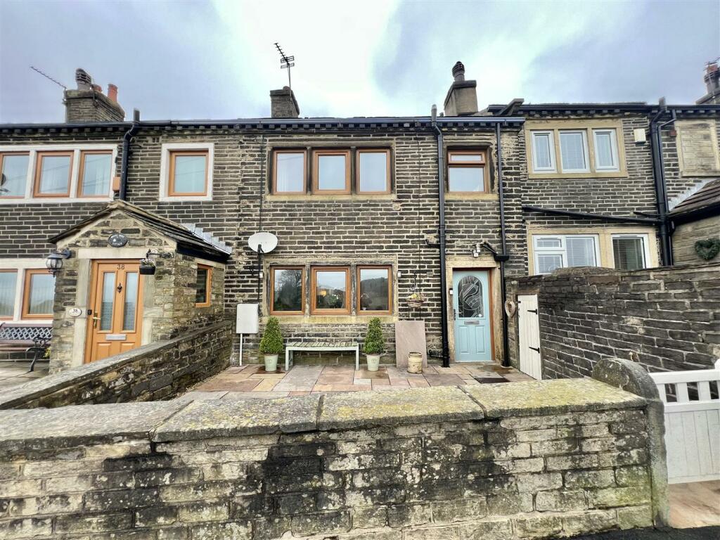 2 bedroom cottage for sale in Bradshaw Lane, Halifax, HX2