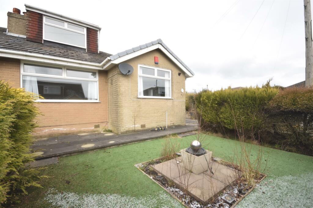 3 bedroom semidetached bungalow for sale in Foxhill Drive, Queensbury