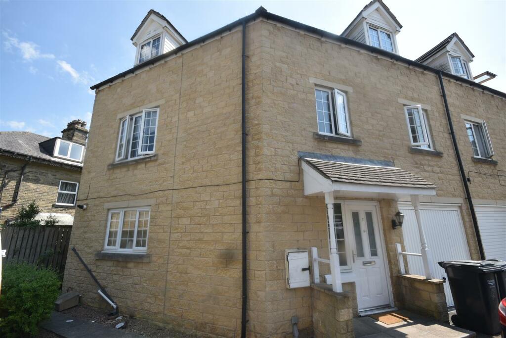 3 bedroom semidetached house for rent in Pippin Court, Halifax, HX2