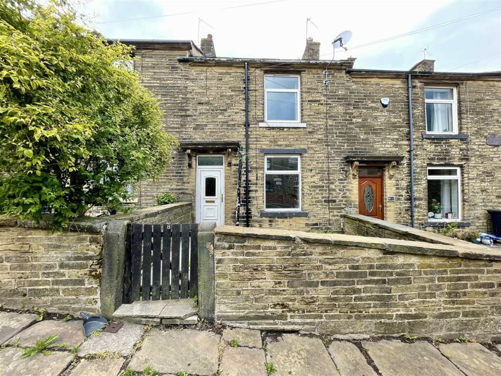 2 bedroom terraced house for sale in Back Field, Thornton, BD13