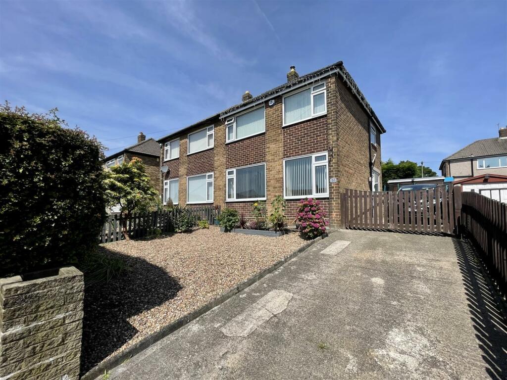 3 bedroom semidetached house for sale in Glendale Drive, Bradford, BD6