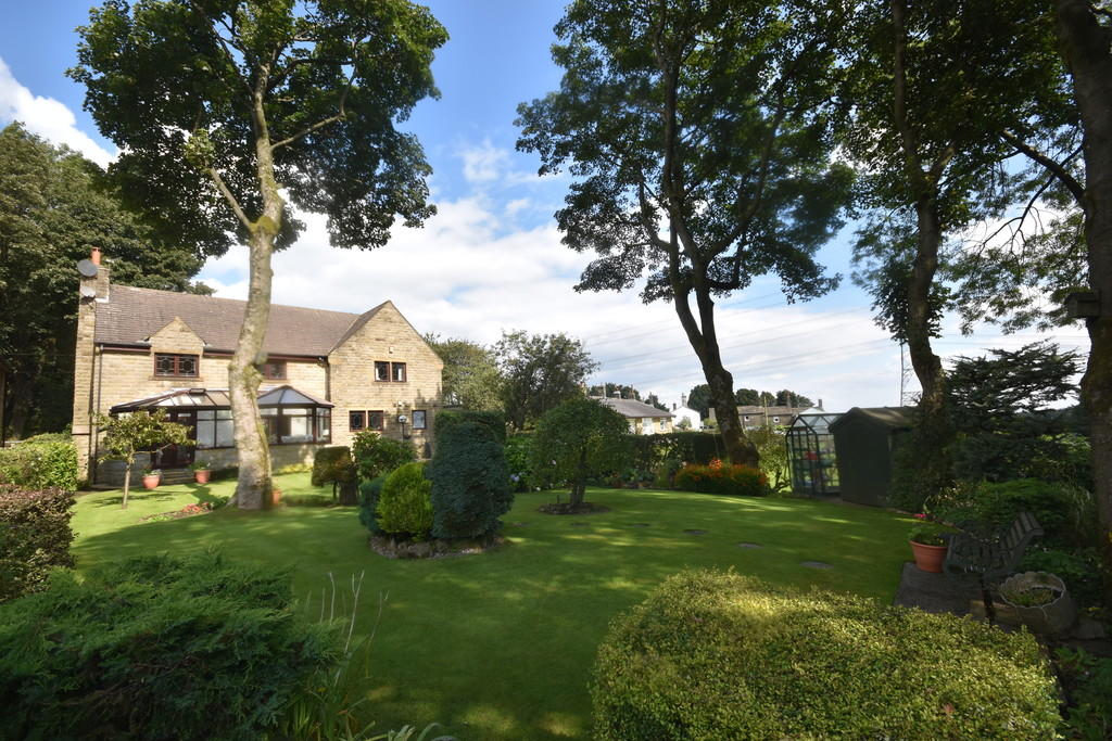 4 bedroom detached house for sale in Little Moor, Queensbury, BD13