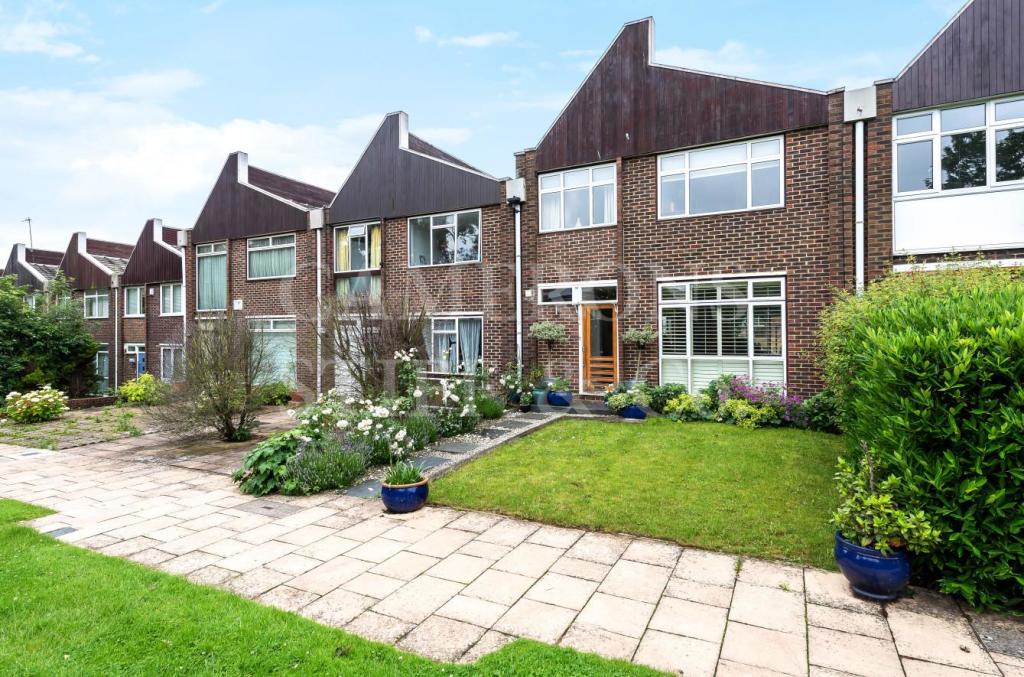 4 bedroom terraced house for sale in St Hildas Close, Brondesbury Park, NW6