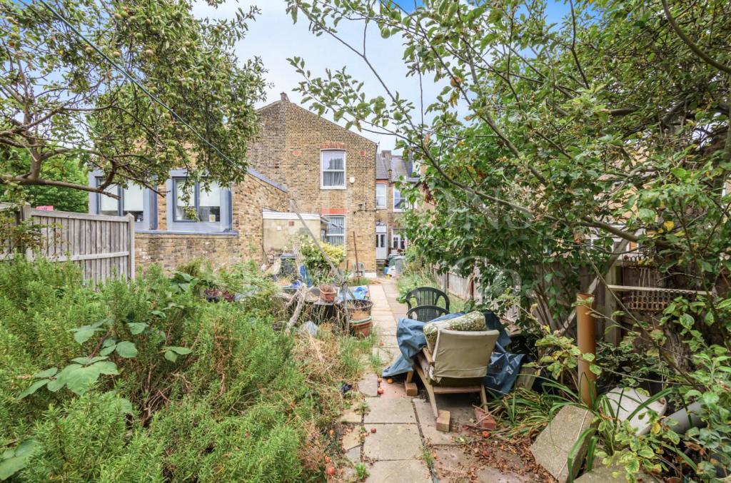 4 bedroom house for sale in Wrentham Avenue, NW10