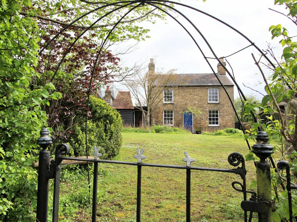 3 bedroom detached house for sale in Benington Road, Aston