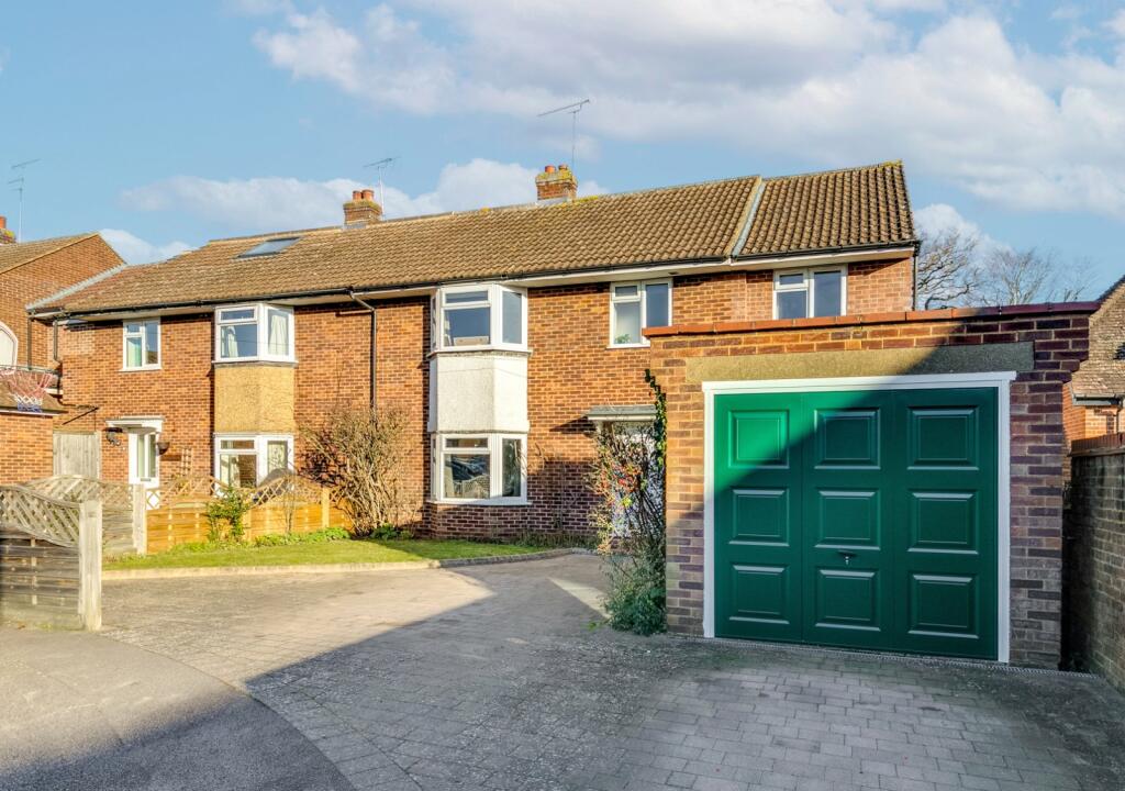 4 bedroom semidetached house for sale in New Close, Knebworth