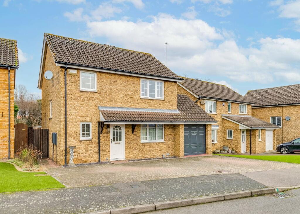 3 bedroom detached house for sale in Petworth Close, Bragbury End