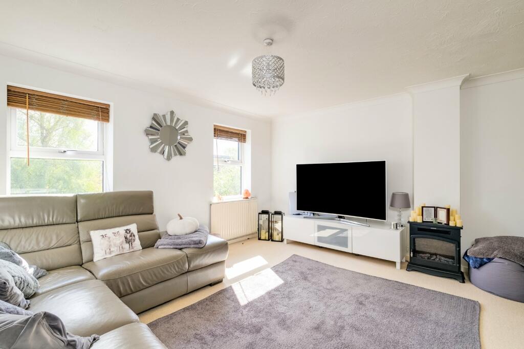 3 bedroom terraced house for sale in Carvers Croft, Woolmer Green