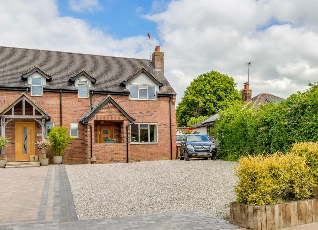 3 bedroom semidetached house for sale in St. Albans Road, Codicote