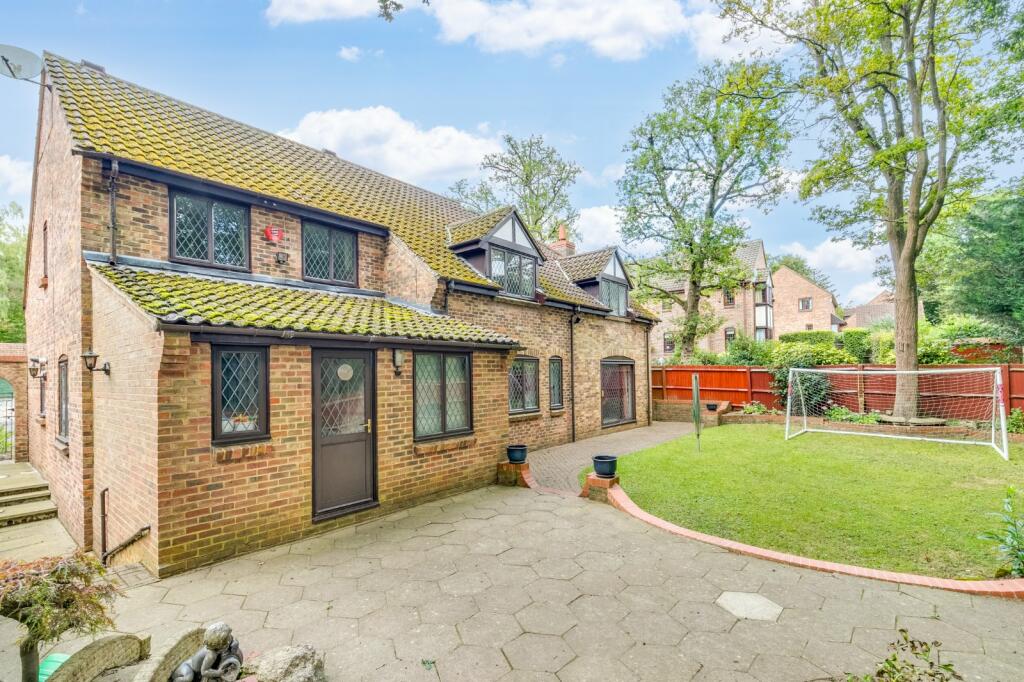 Main image of property: Mardley Wood, Oaklands, Welwyn, Hertfordshire, AL6