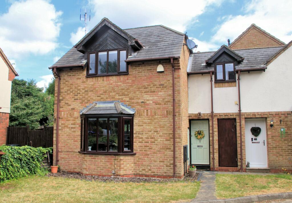 2 bedroom end of terrace house for sale in Carvers Croft, Woolmer Green
