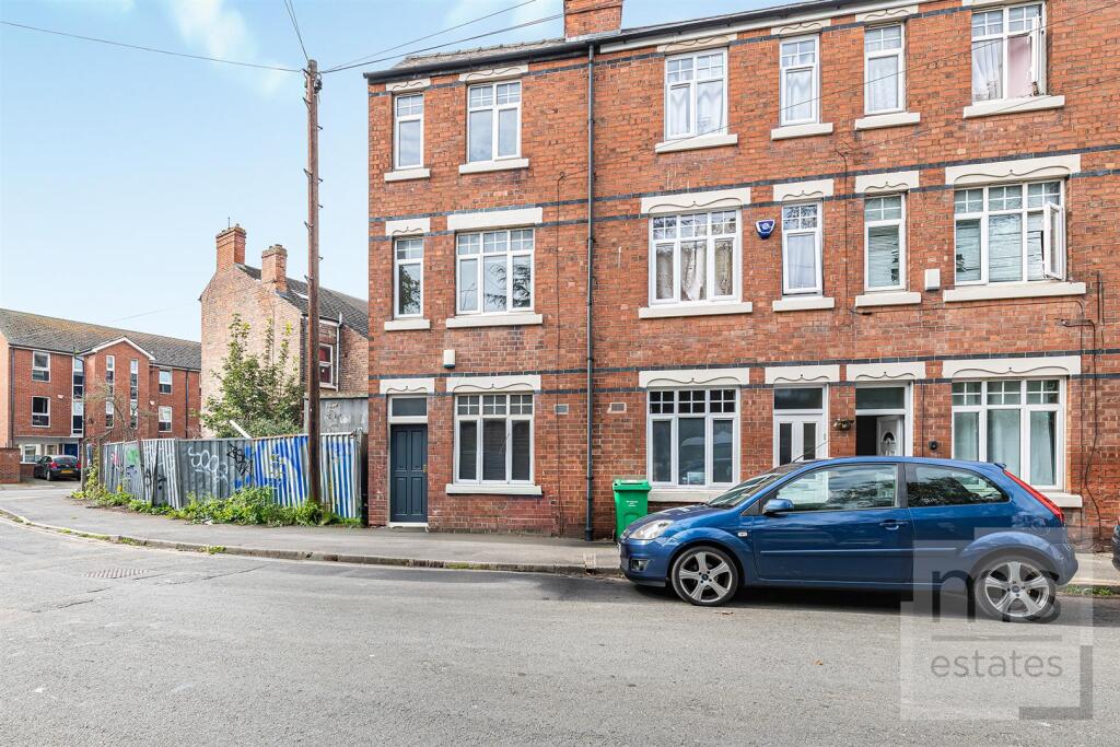 3 bedroom end of terrace house
