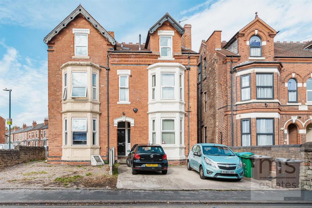 6 bedroom semi-detached house