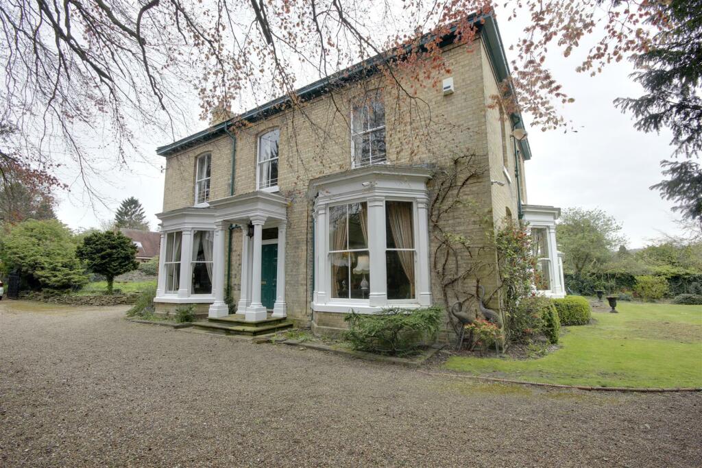 6 bedroom detached house for sale in Mill Lane, Elloughton, HU15