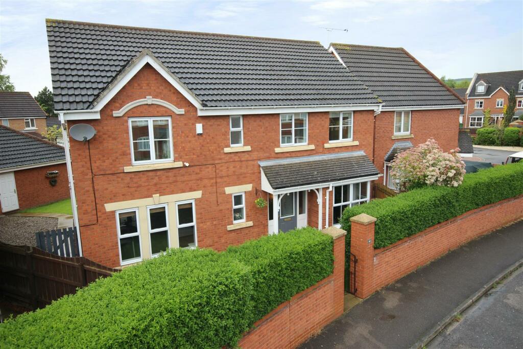 4 bedroom detached house for sale in Myrtle Way, Brough, HU15