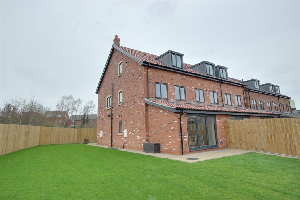 4 bedroom semidetached house for sale in Swaledale Walk, Beverley, HU17