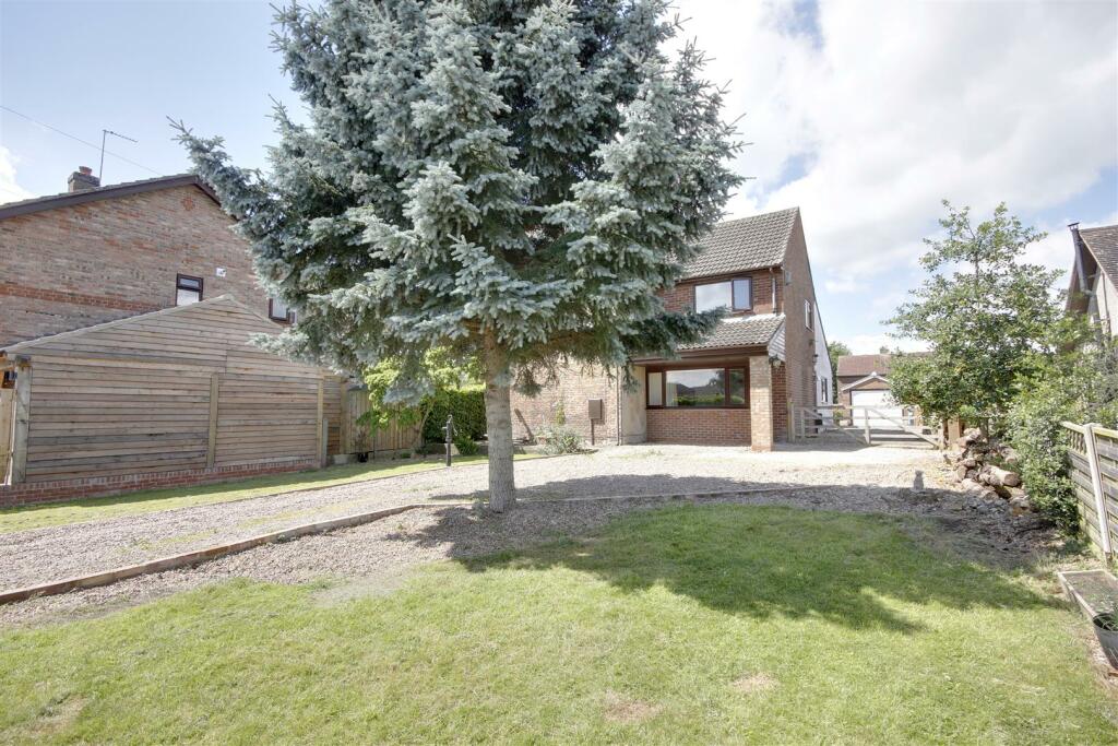 3 bedroom detached house for sale in Sandholme Road, Gilberdyke, HU15