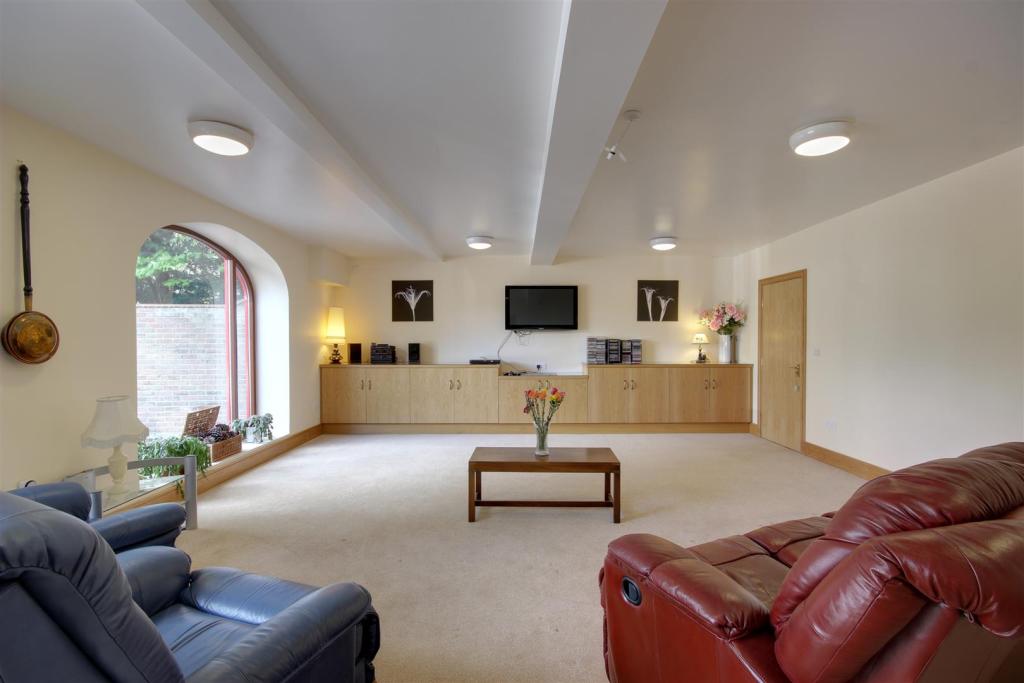 5 bedroom detached house for sale in Kemp Road, Swanland, HU14