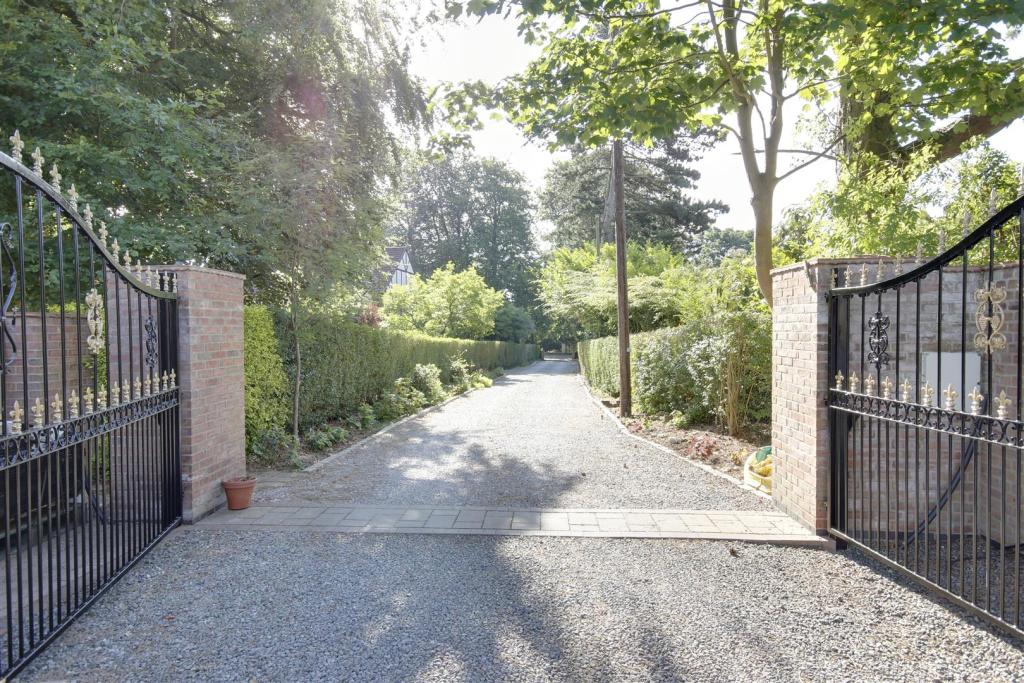 5 bedroom detached house for sale in Kemp Road, Swanland, HU14