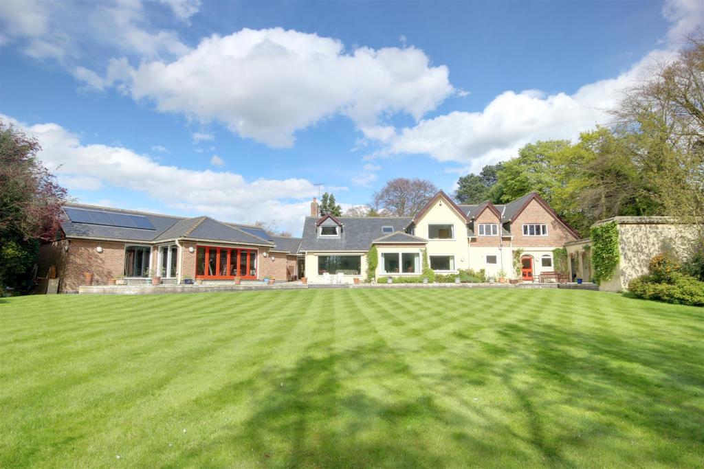 5 bedroom detached house for sale in Kemp Road, Swanland, HU14