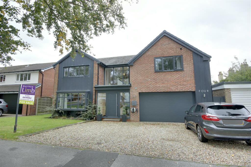 4 bedroom detached house for sale in Chantreys Drive, Elloughton, HU15