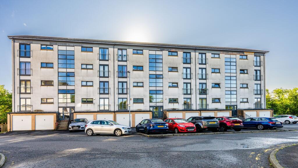 Main image of property: 5 White Cart Court, Flat 1/2, Shawlands, Glasgow, G43 2AT