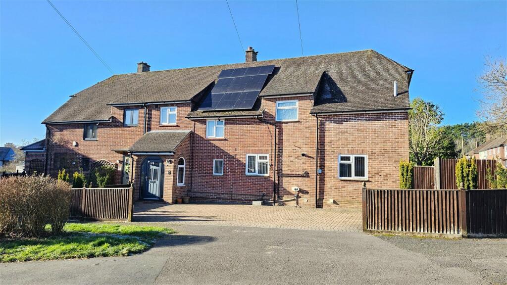 4 bedroom semidetached house for sale in Northern Avenue, Donnington