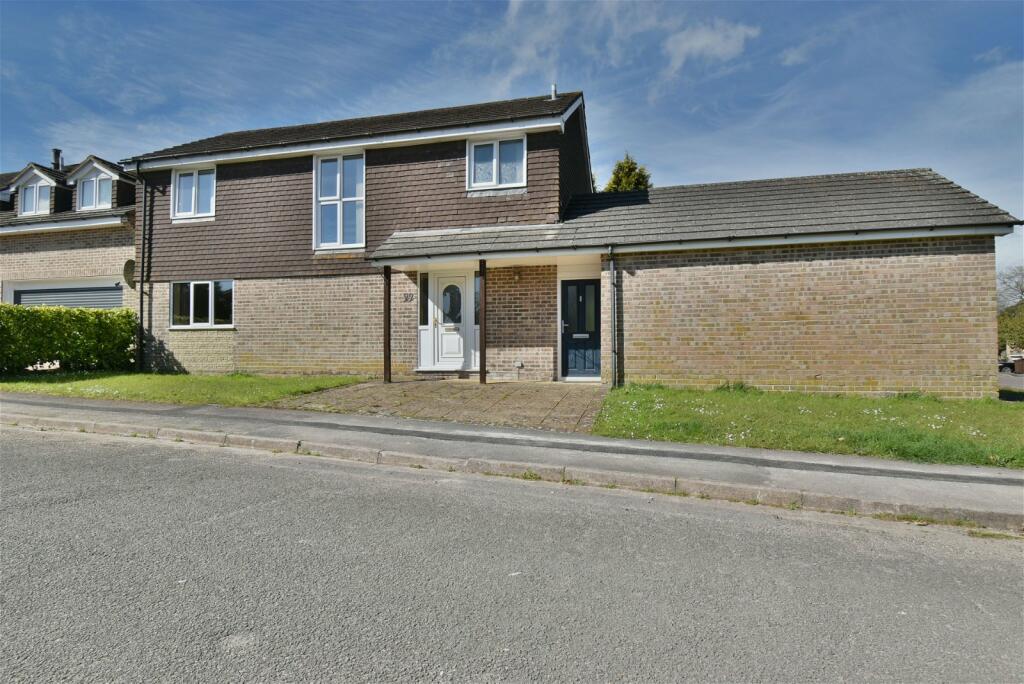 4 bedroom detached house for sale in Greenacres, Woolton Hill, Newbury