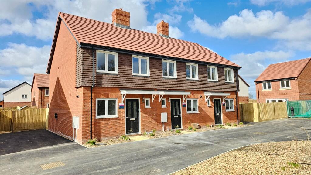 2 bedroom terraced house for sale in Woodlark Place, Greenham Road