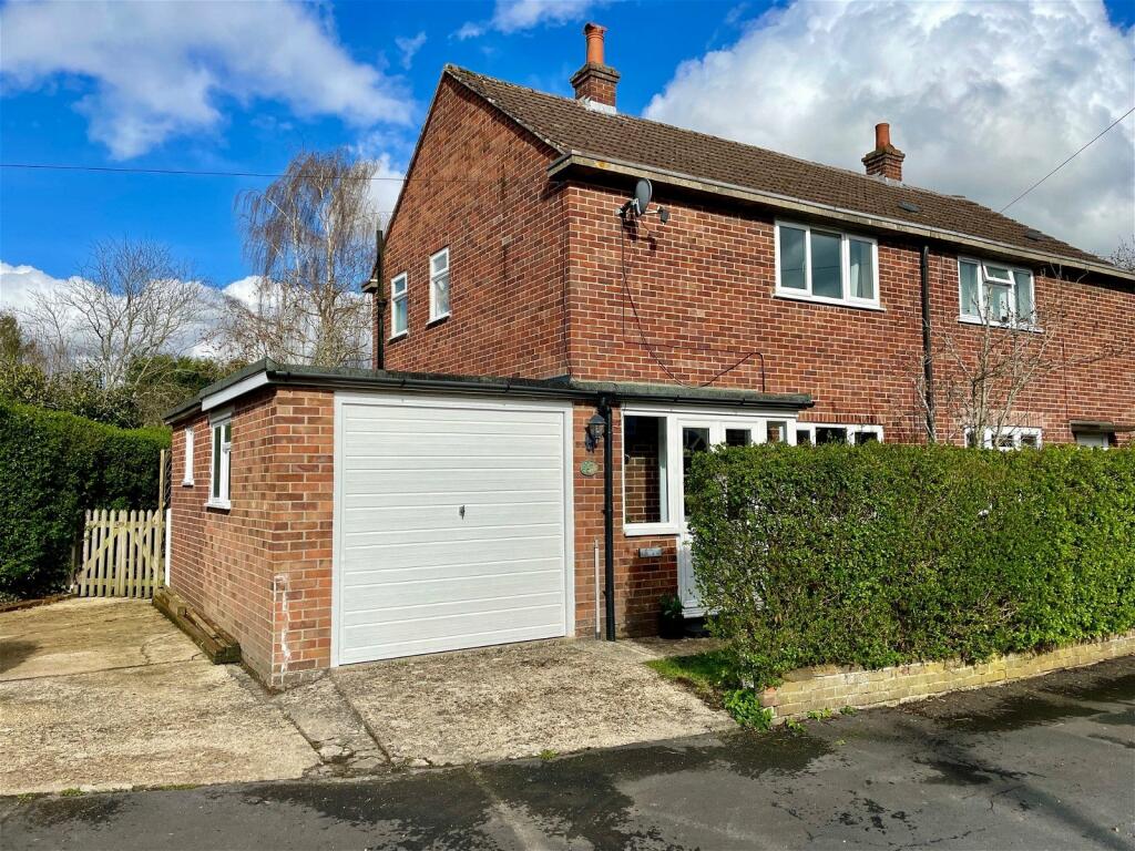 2 bedroom semidetached house for sale in Kingsley Close, Shaw, Newbury