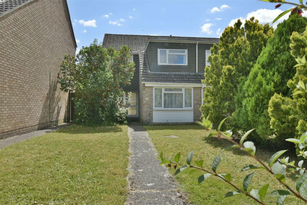 3 bedroom end of terrace house for sale in Sagecroft Road, Thatcham