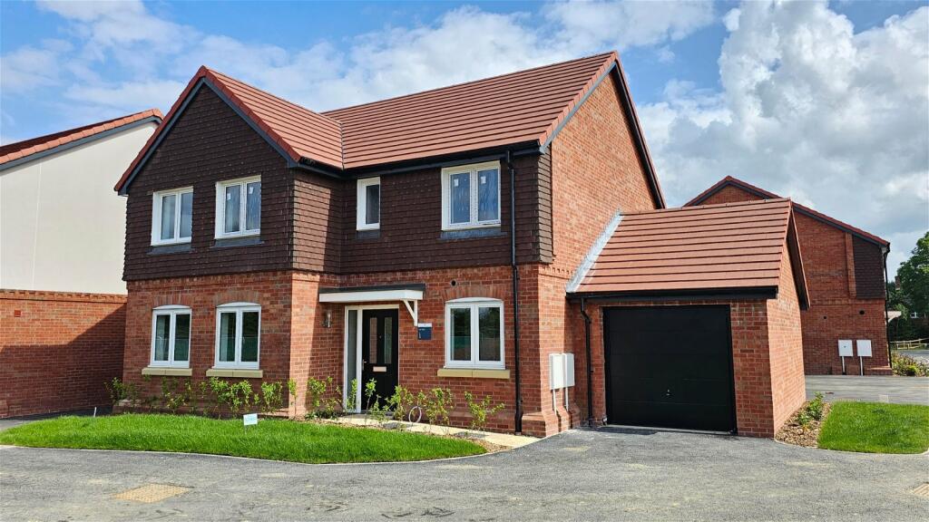 4 bedroom detached house for sale in Woodlark Place, Greenham Road