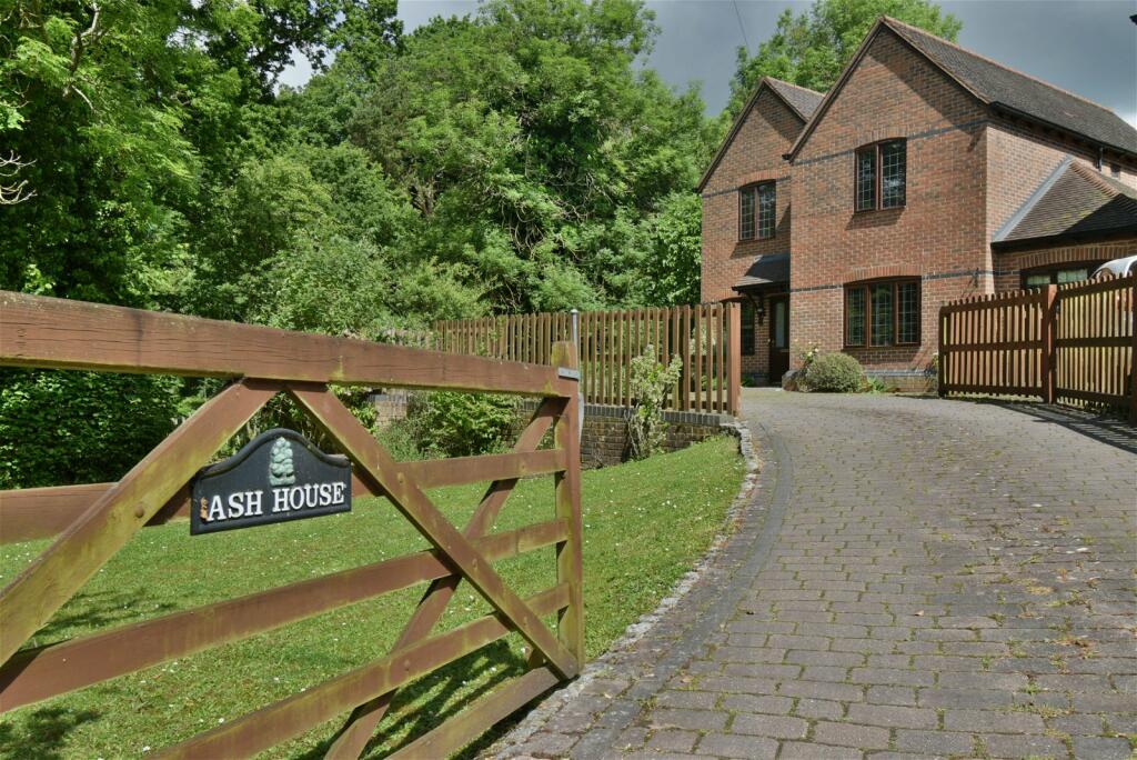 4 bedroom detached house for sale in Collaroy Road, Cold Ash, Thatcham