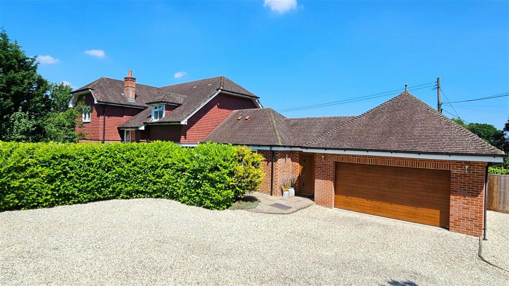 4 bedroom detached house for sale in Wolverton Road, Wolverton Common